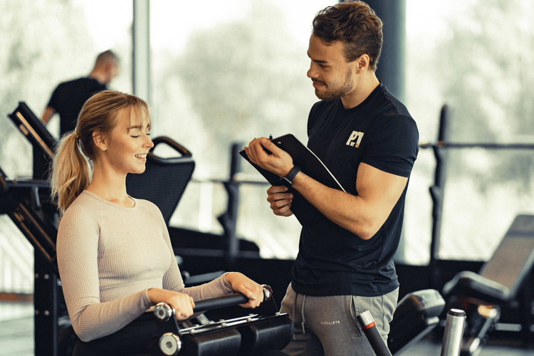 PT hjälper medlem på Fitness24Seven